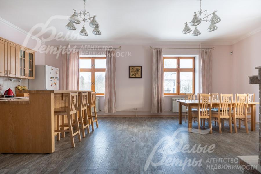 Столовая группа и кухня выполнены в едином стиле, есть вся необходимая техника