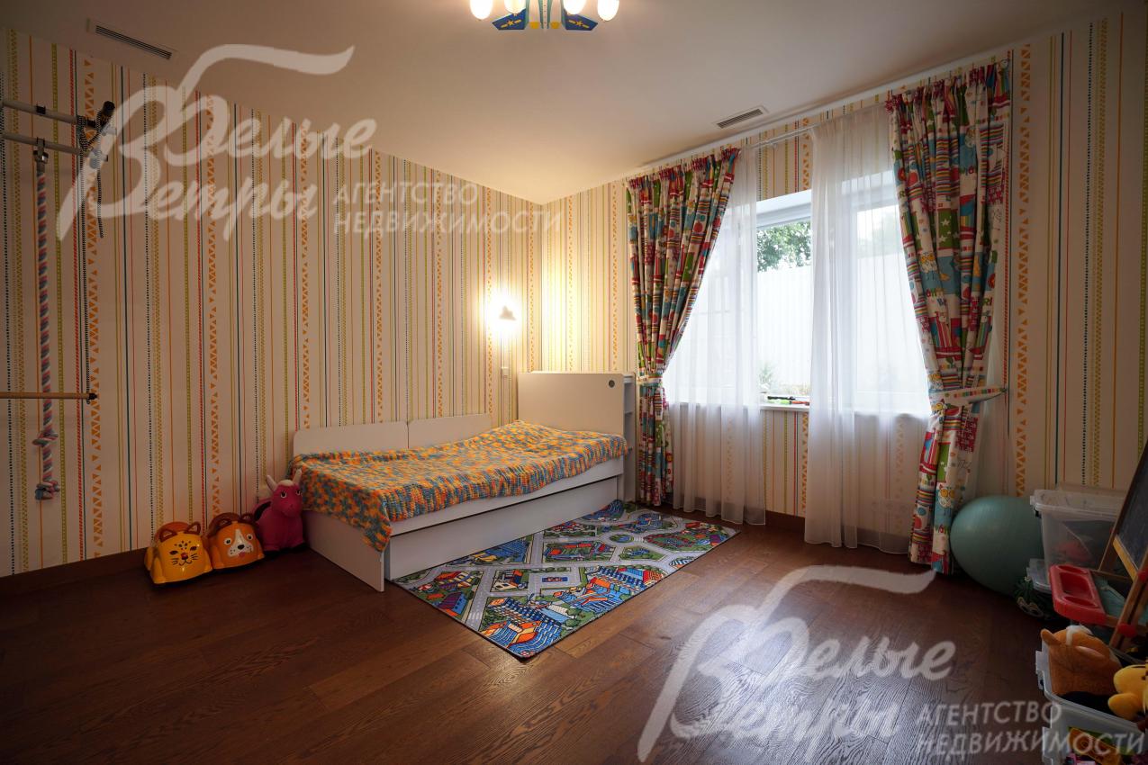 Спальня на первом этаже (детская) с игровой зоной и шведской стенкой