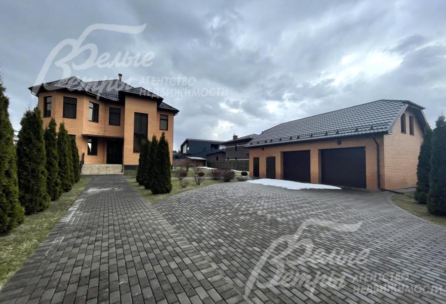 На участке 18 соток также расположен гараж 