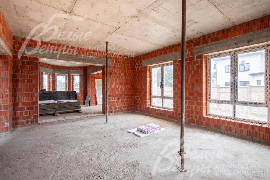 Проход из гостиной в кухню-столовую - через широкий портал