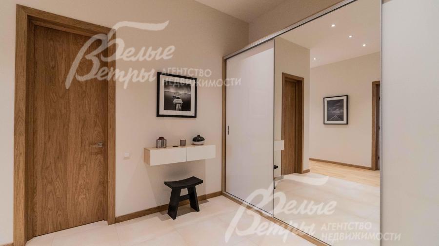 Прихожая 11,6 кв.м с большим шкафом и гардеробной 