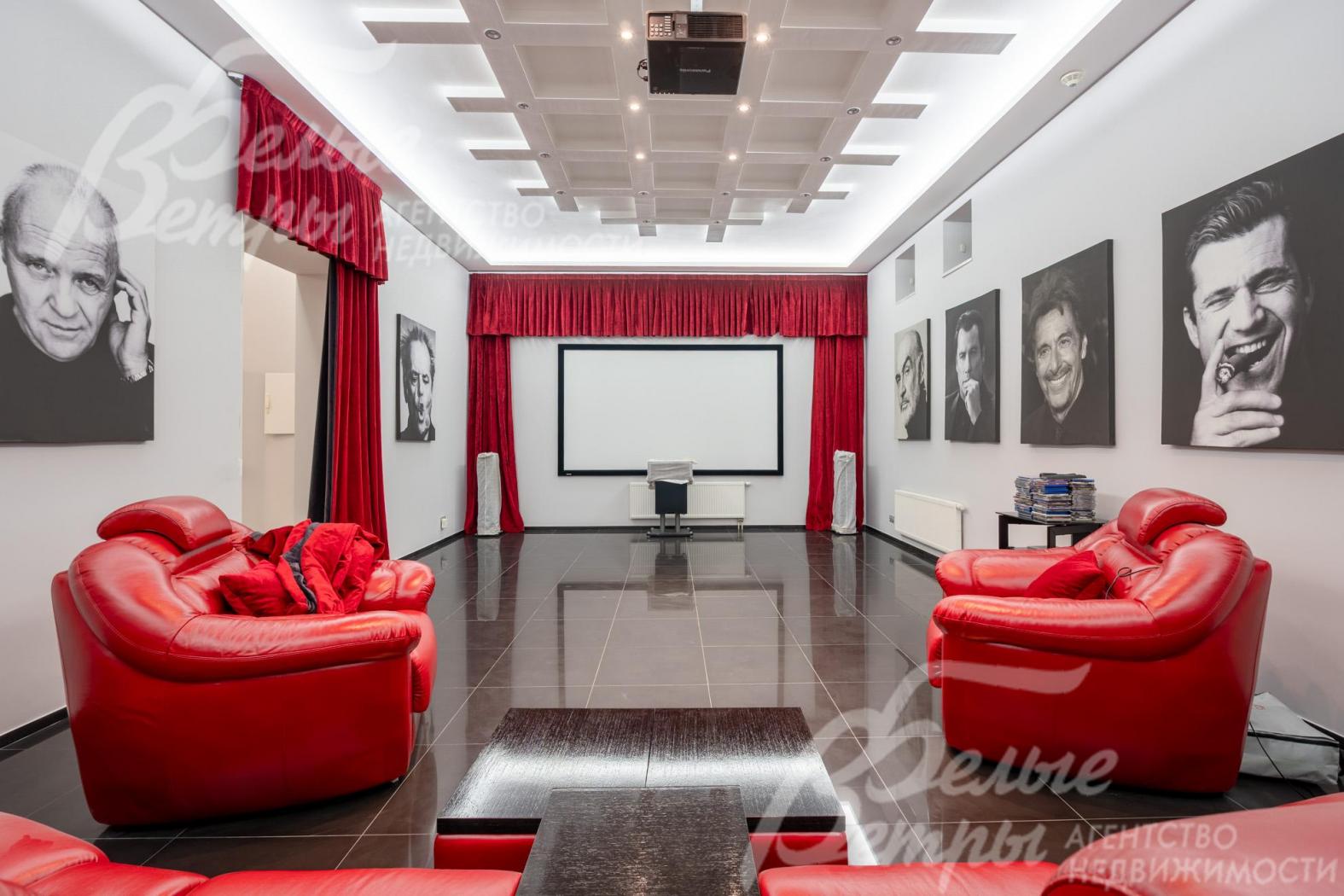 Впечатляющий и стильный кинозал обрамлён красными шторами, которые создают атмосферу кинотеатра. Стены украшены крупными чёрно-белыми портретами известных актёров