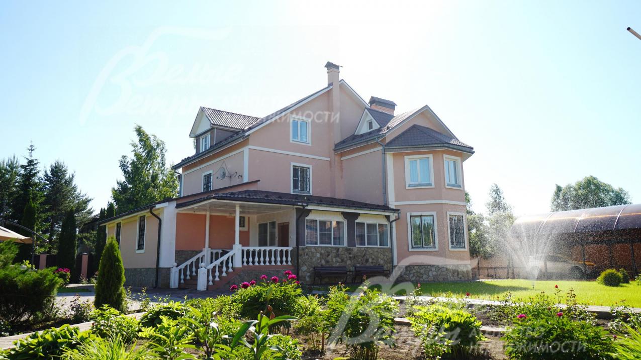 Дом отделан штукатуркой, цоколь - искусственным камнем