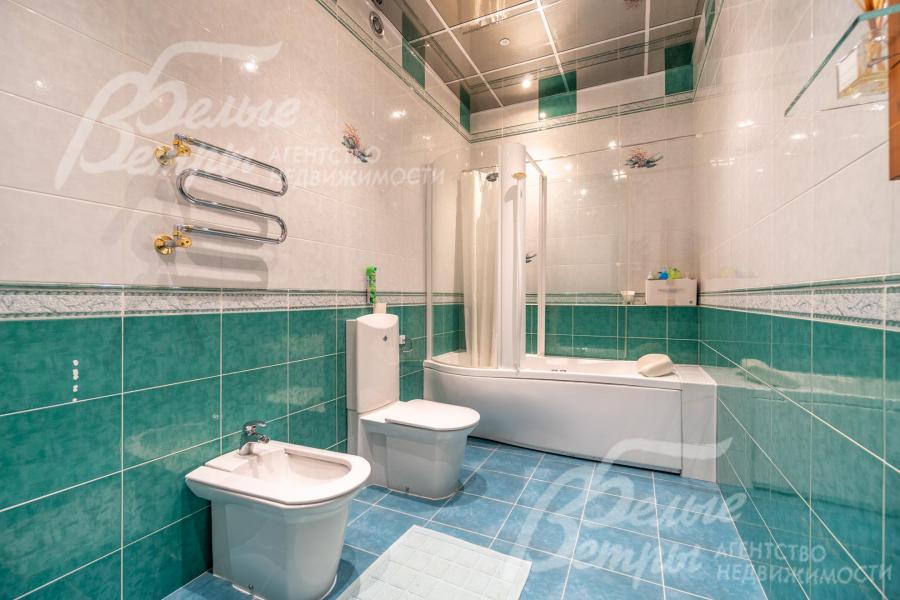 Санузел на втором этаже с биде и ванной