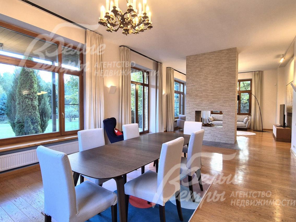 Высокие потолки и панорамное остекление.