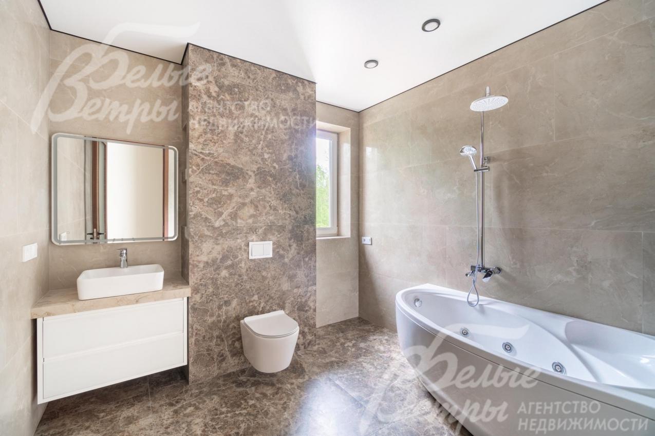 Санузел на втором этаже с ванной