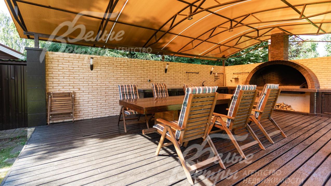 Беседка со столом на 10 персон, с дубовыми полами, подведенной водой и освещением