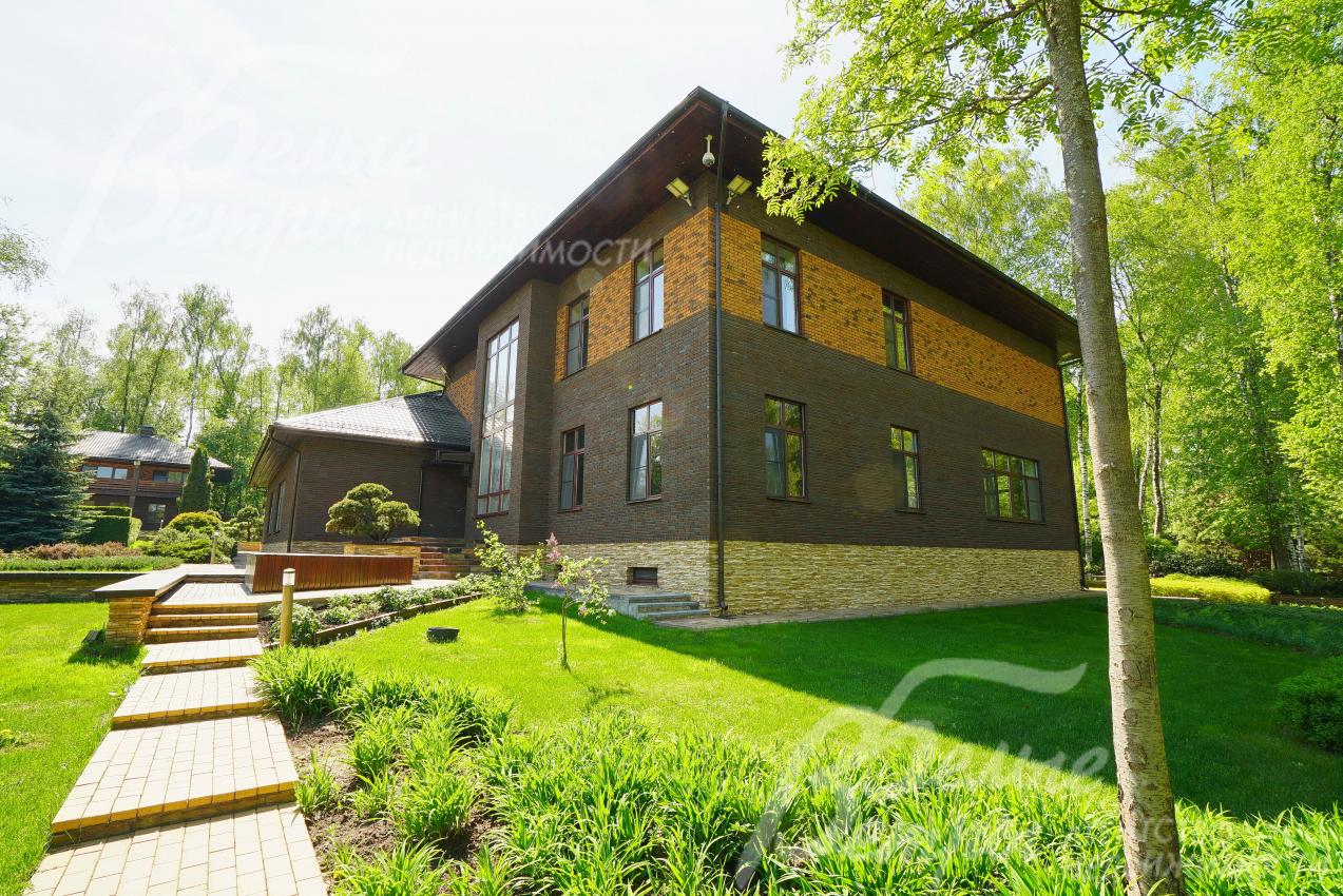 Основные дорожки и площадка для автомобиля имеют подогрев