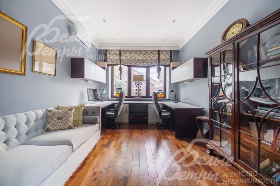 Кабинет 16 кв.м на 1ом этаже дома.