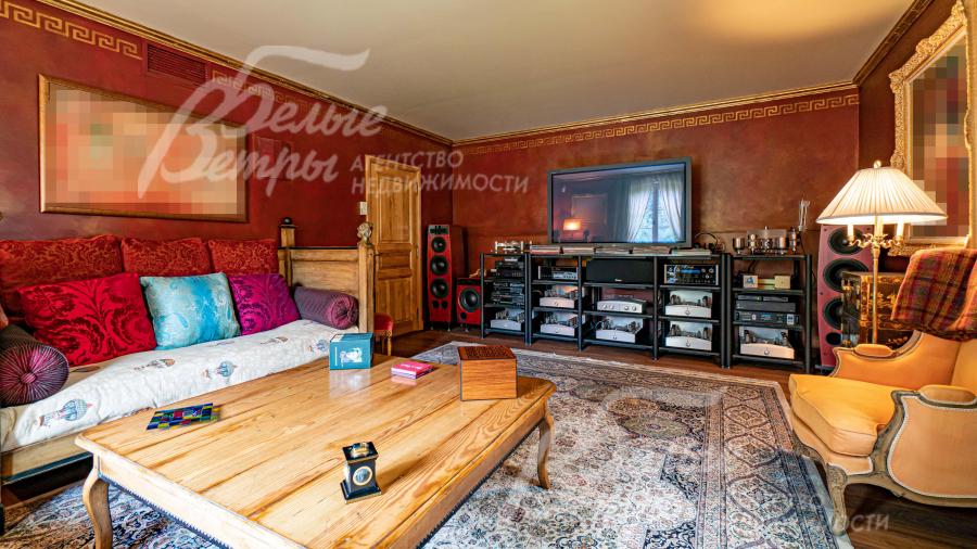 В комнате отдыха профессиональное звуковое оборудование