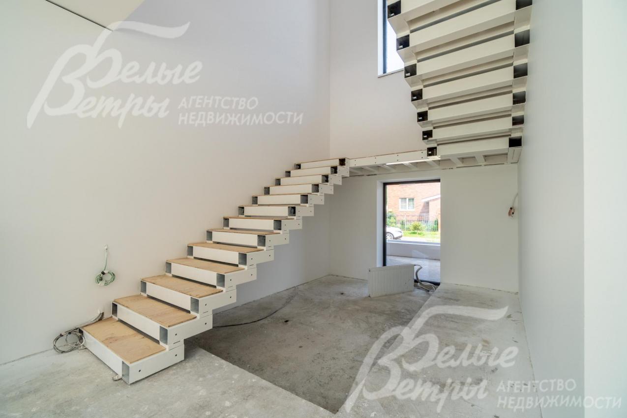 На второй этаж ведёт лестница из стали