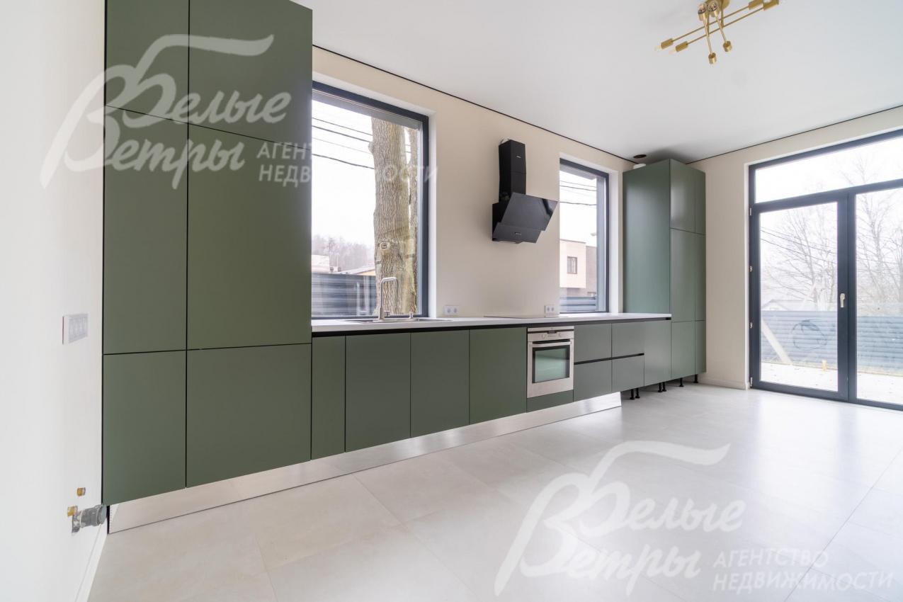 На кухне - встроенная техника: холодильник DML, посудомоечная машина Bosch, электрическая плита и духовка AEG