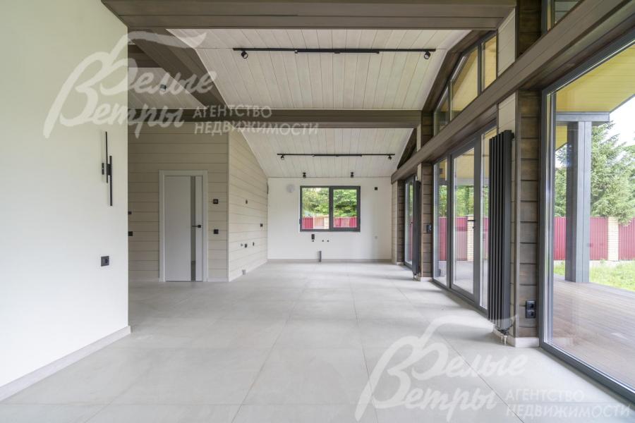 В доме - панорамное остекление (энергоэффективный профиль BRUSBOX), на потолках - балки из дерева темного цвета