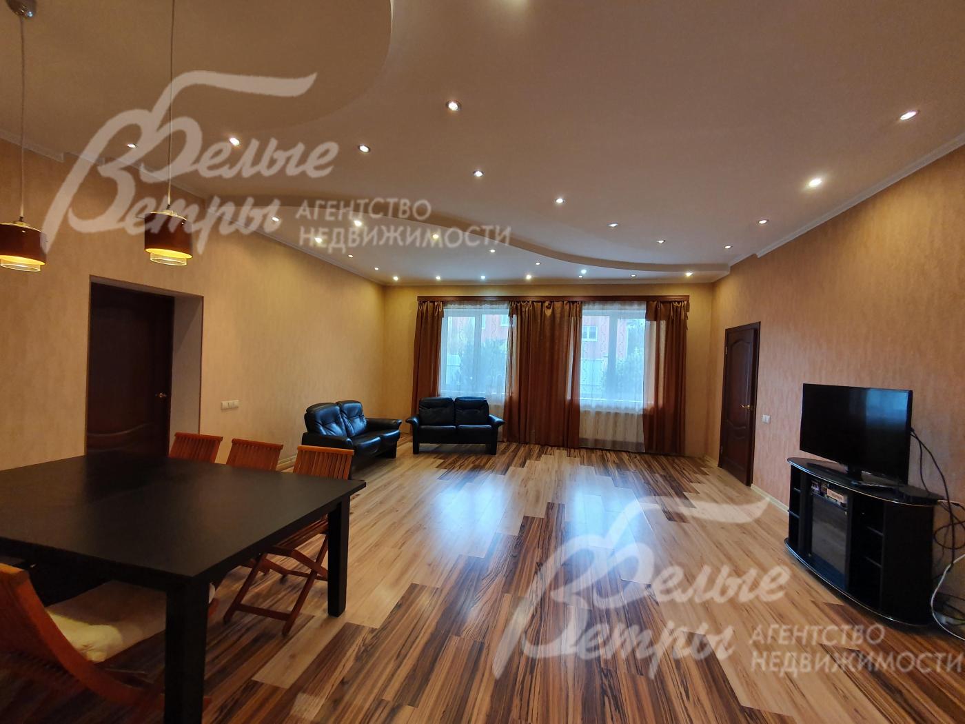 Просторная гостиная с кожаной мебелью