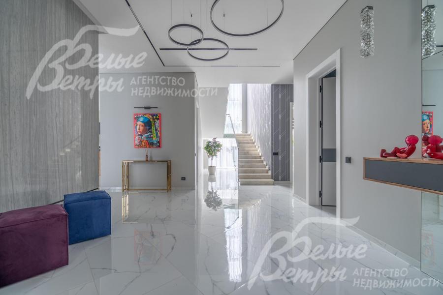 В прихожей, холле и других помещениях: шкафчики и консоли от студии Giulia Novars, шпонированные палисандром