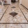 В отделке пола керамогранит с имитацией под мрамор