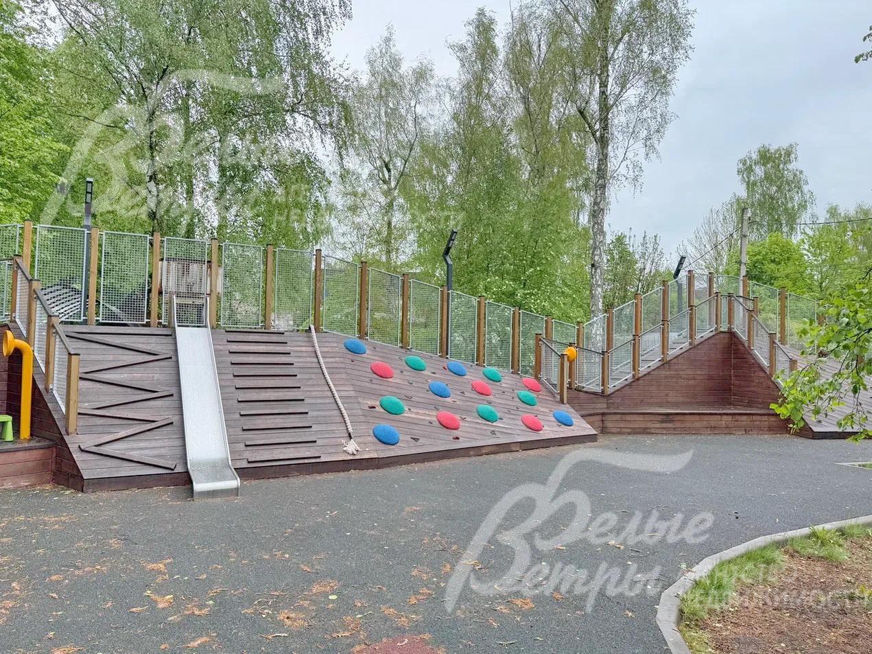 Детская площадка в поселке Юпитер