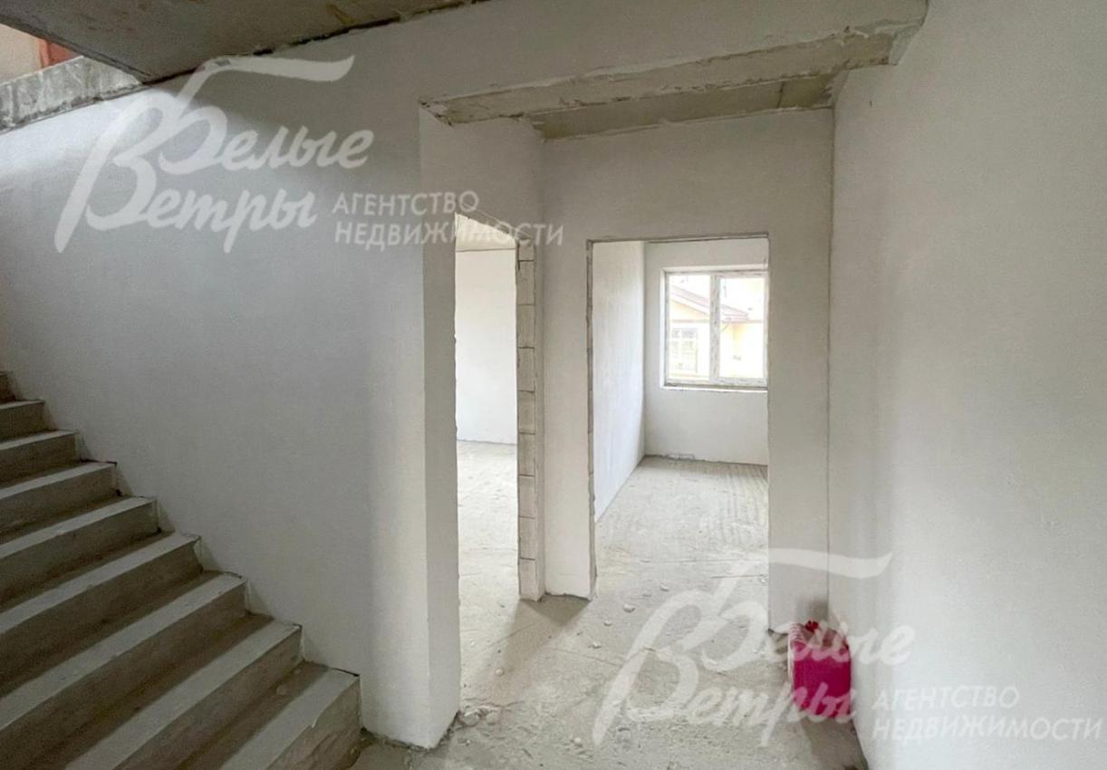 Дом состоит из двух секций с зеркальной планировкой