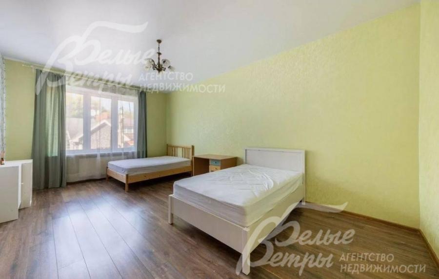 Просторная спальня на втором этаже с двумя кроватями