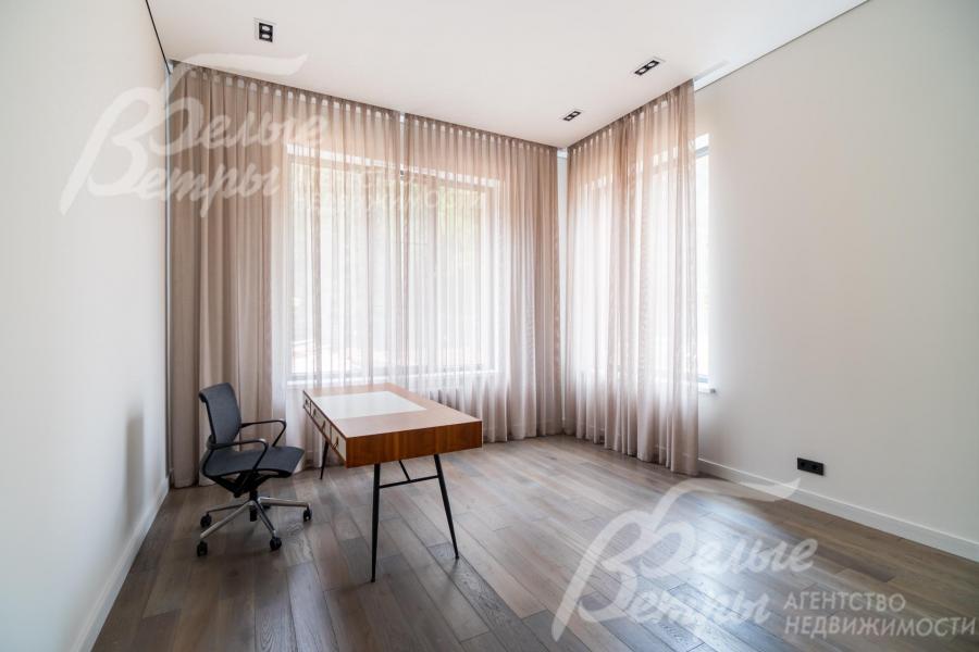 Кабинет с панорамным остеклением и видом на лес