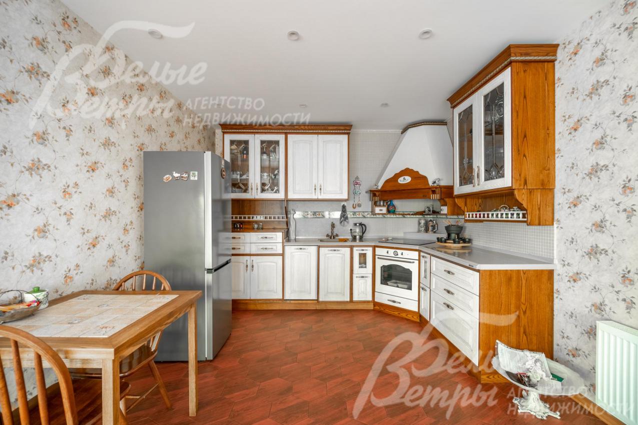 Кухня меблирована: установлен кухонный гарнитур со встроенной техникой, обеденная группа