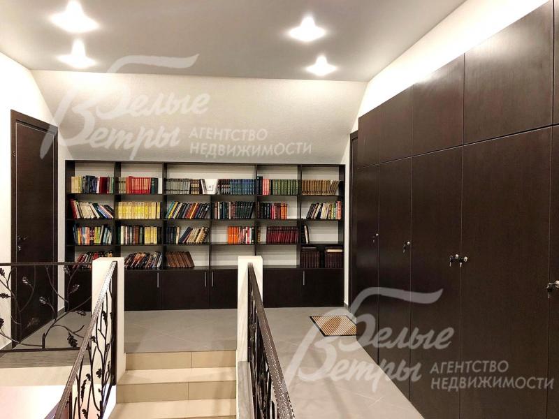 В холле на мансардном этаже - небольшая библиотека для общего пользования