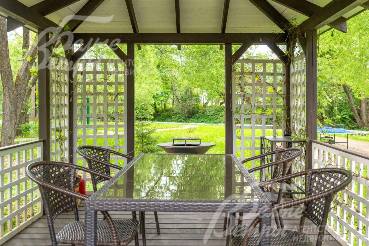 Крытая беседка для отдыха в прогулочной зоне поселка