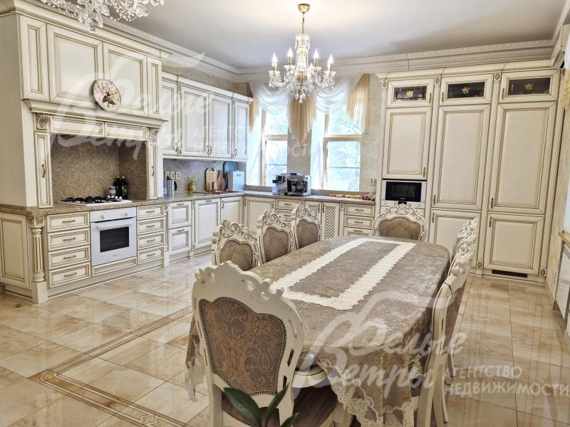 Обеденная группа из массива на 8 персон.