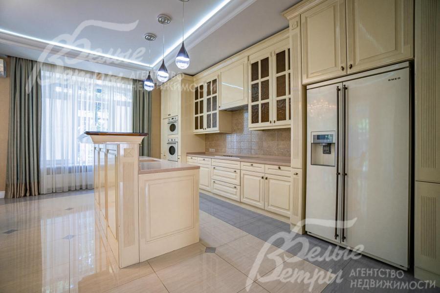 Фасады кухни - массив вишни, сливочного цвета, лакированные, с "золотой" резьбой 