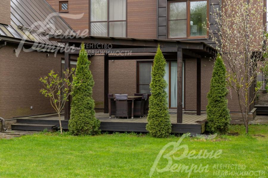 Уютная терраса с летней мебелью