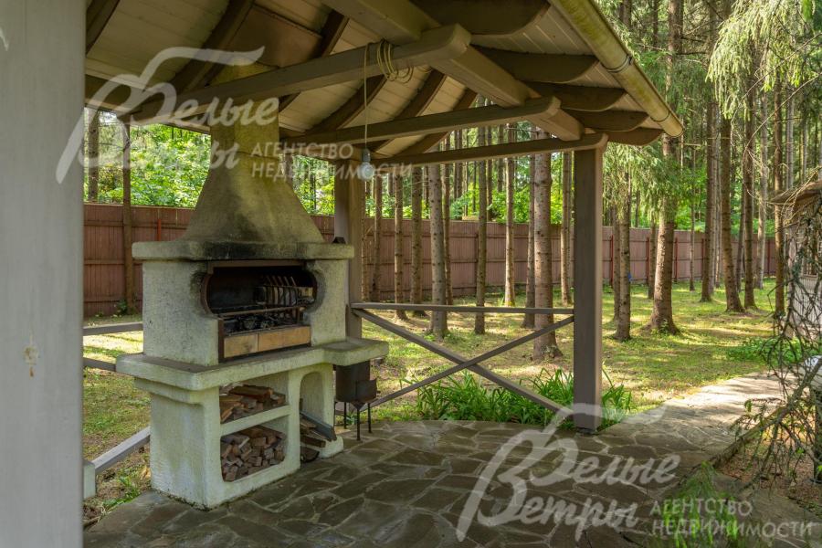 Уложены дорожки, проведено освещение, есть крытая беседка-барбекю.