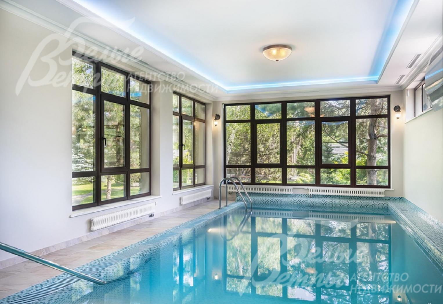 Бассейн с противотоком расположен в гостевом доме.