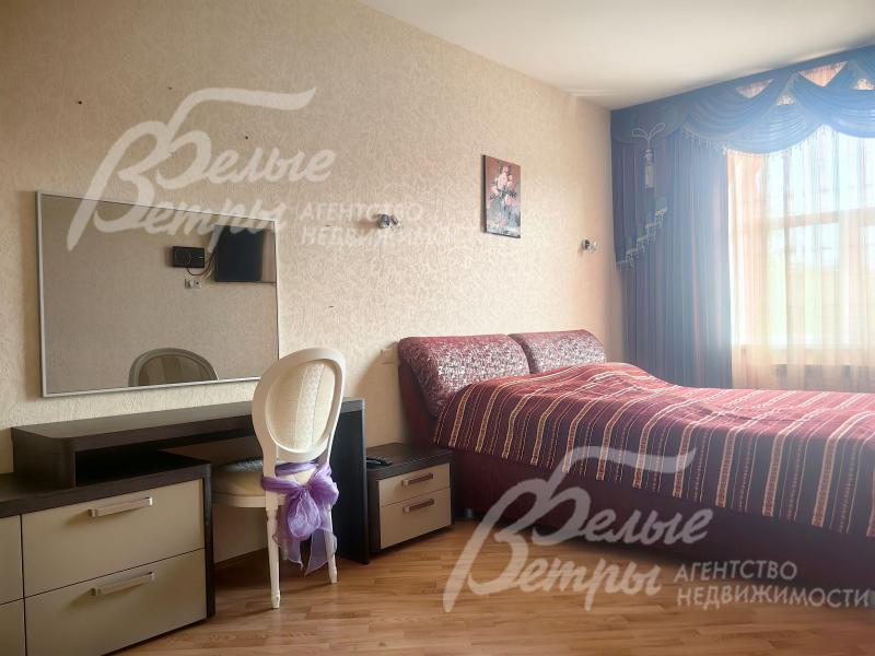 Спальня со своей гардеробной.