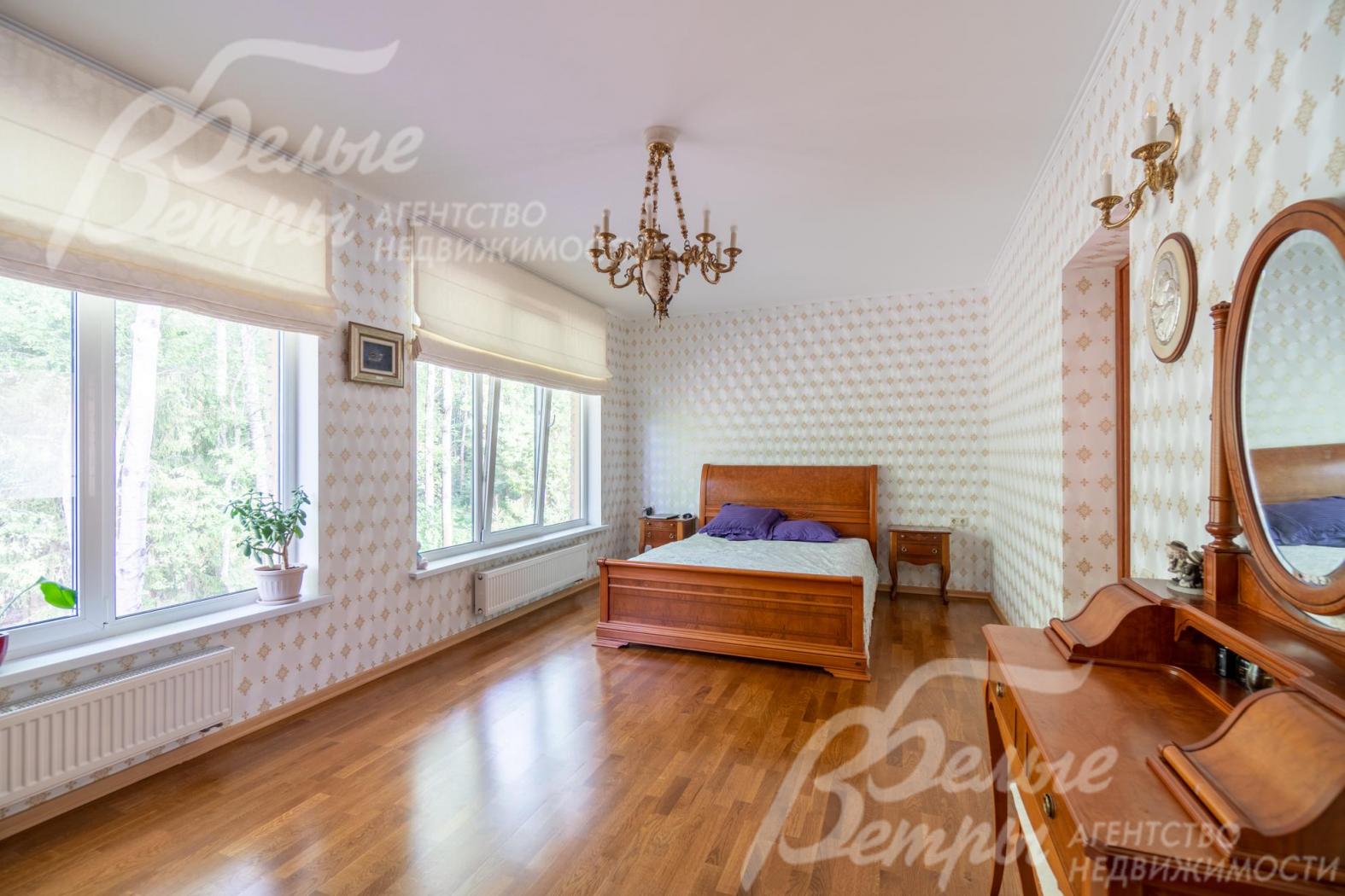 Просторная спальня с выделенной зоной для макияжа