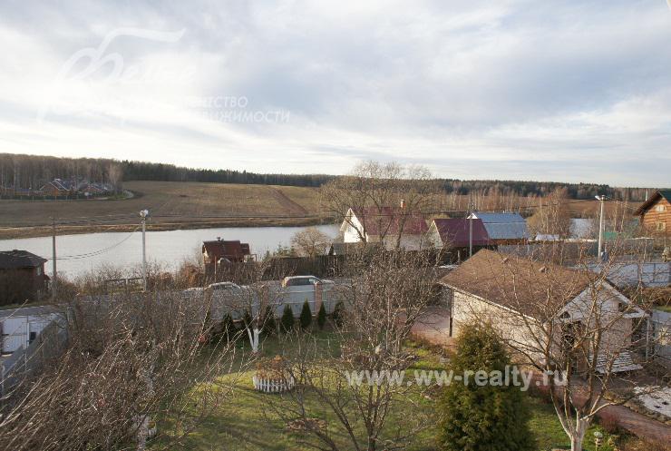 Из окон дома открывается шикарный вид на пруд, лес и окрестности 