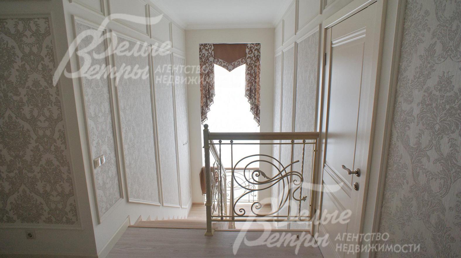 Вид на лестницу из холла второго этажа