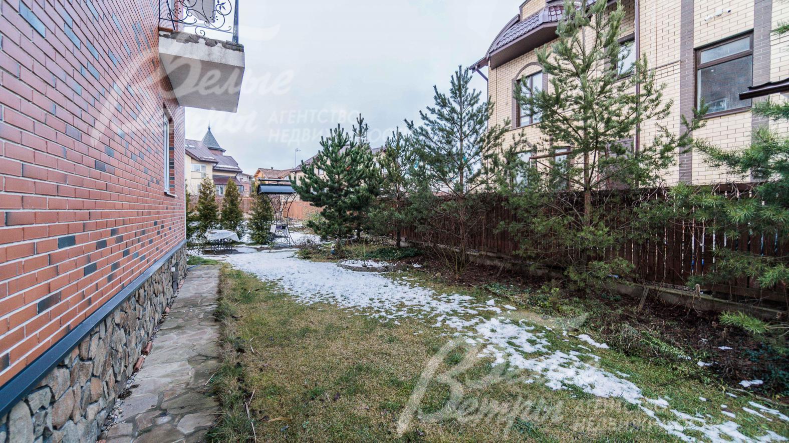 Дом облицован клинкерным кирпичом, цоколь - декоративным камнем