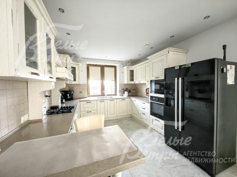 Кухня укомплектована всей техникой премиальных брендов