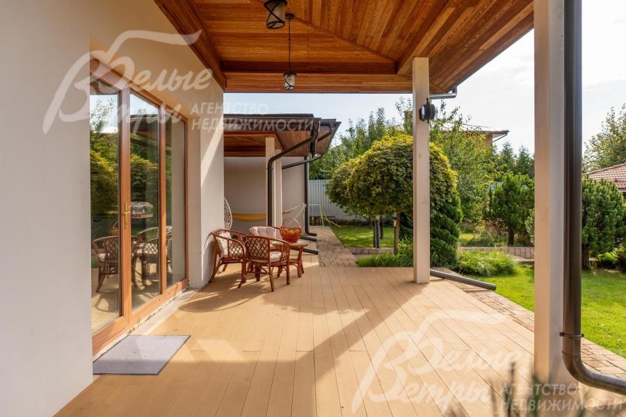 На крытой террасе установлены качели-коконы