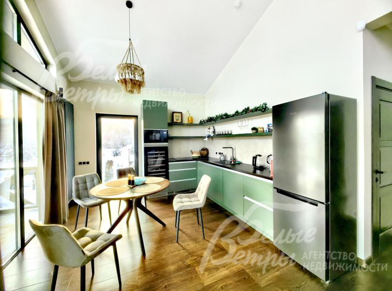 Оборудованная кухня с винным шкафом