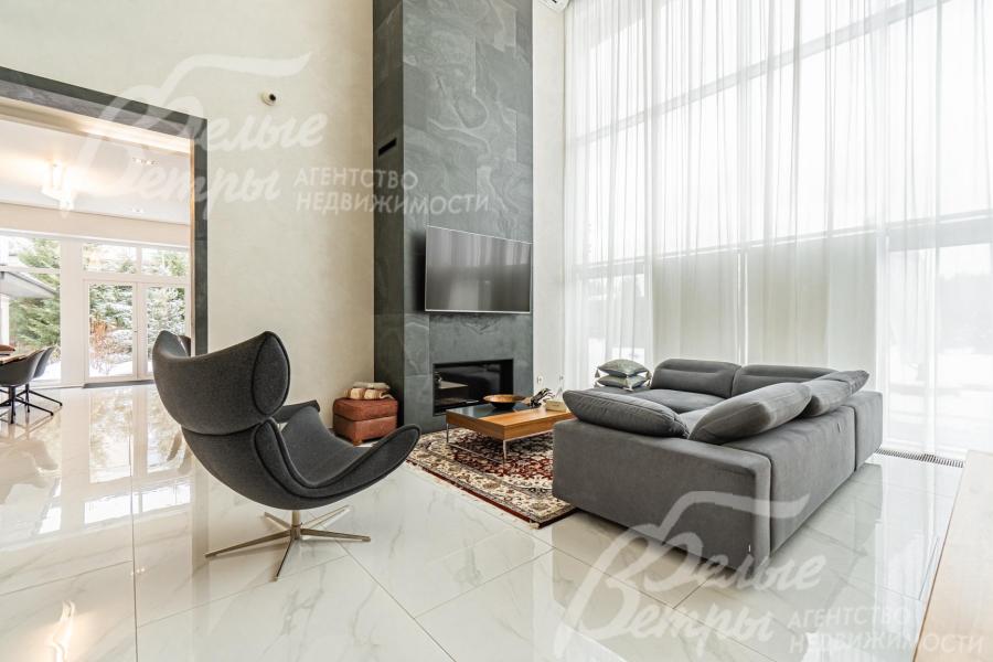 В гостиной находится мебель BoConcept: большой диван, кресло, журнальный столик