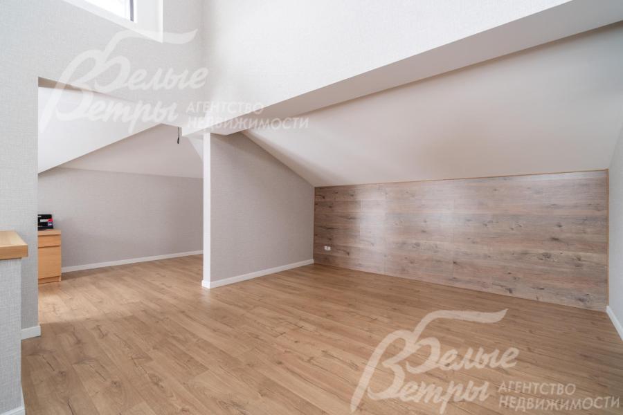 На мансардном этаже - отделанное помещение свободного назначения площадью 78 кв.м