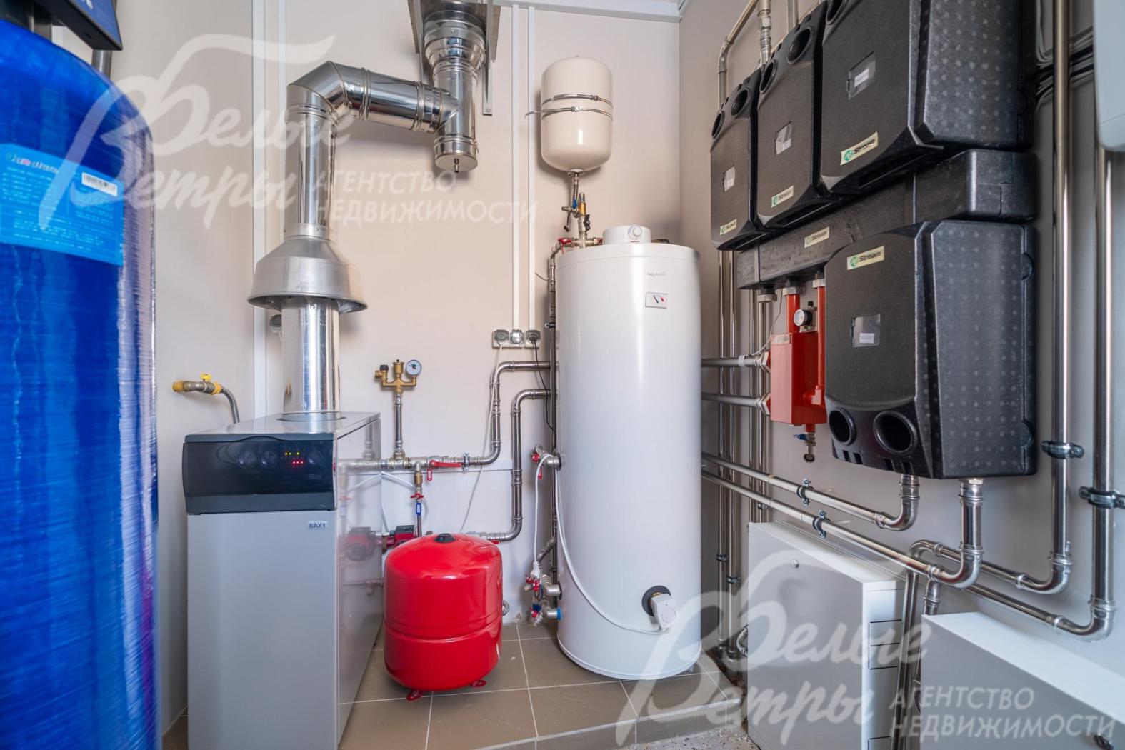 Котельная в основном доме (в гостевой есть собственная): установлены газовый котёл BAXI, бойлер AQUASTIC объёмом 180 л, многоступенчатая система очистки воды