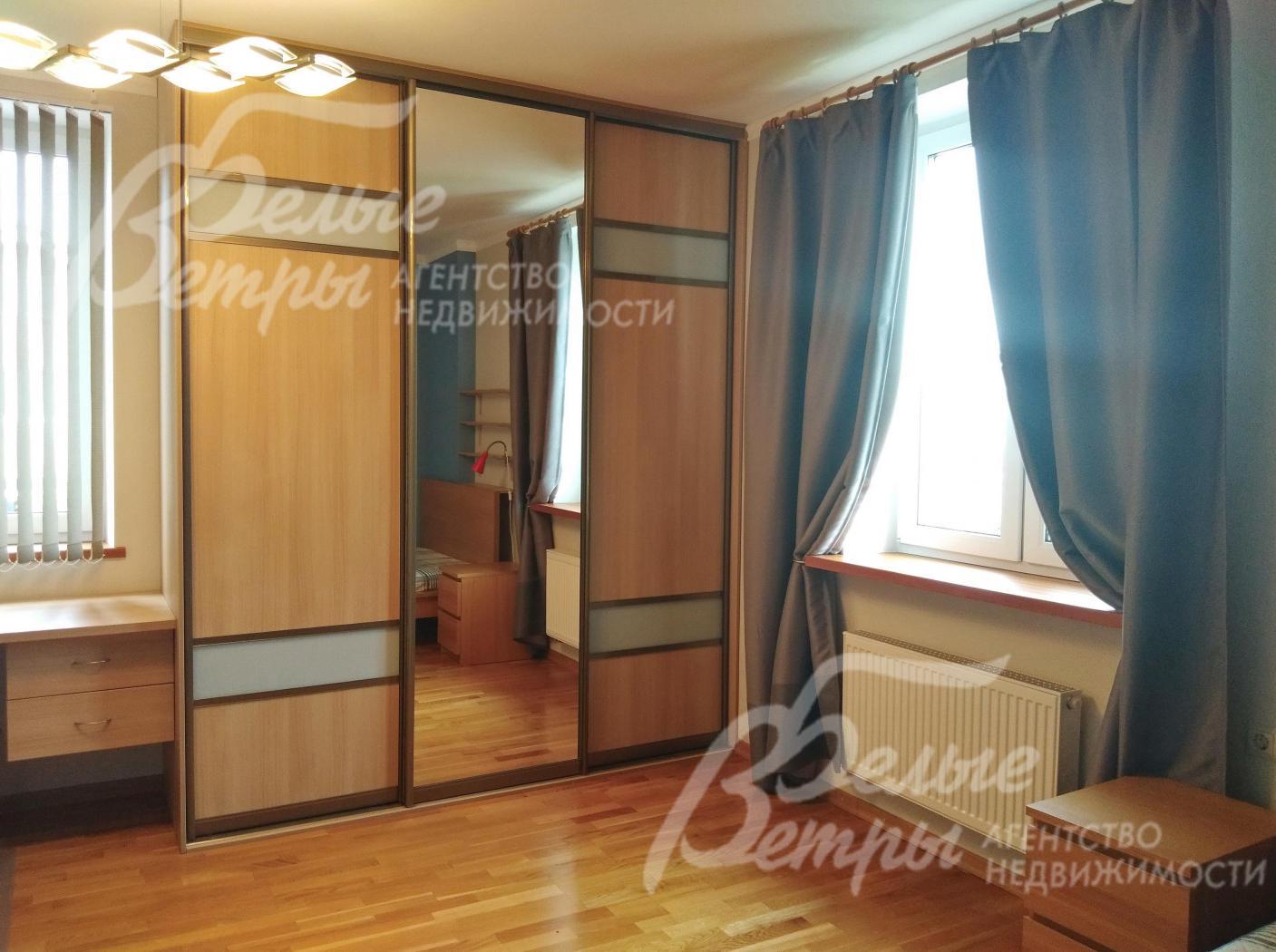 Функциональный вместительный шкаф в детской