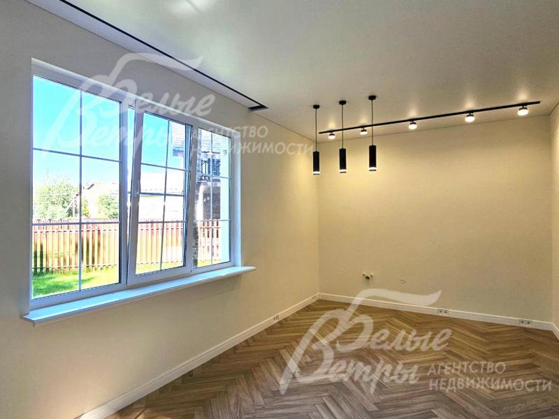 Отделка - в светло-бежевых тонах: стены покрашены, на полу - ламинат