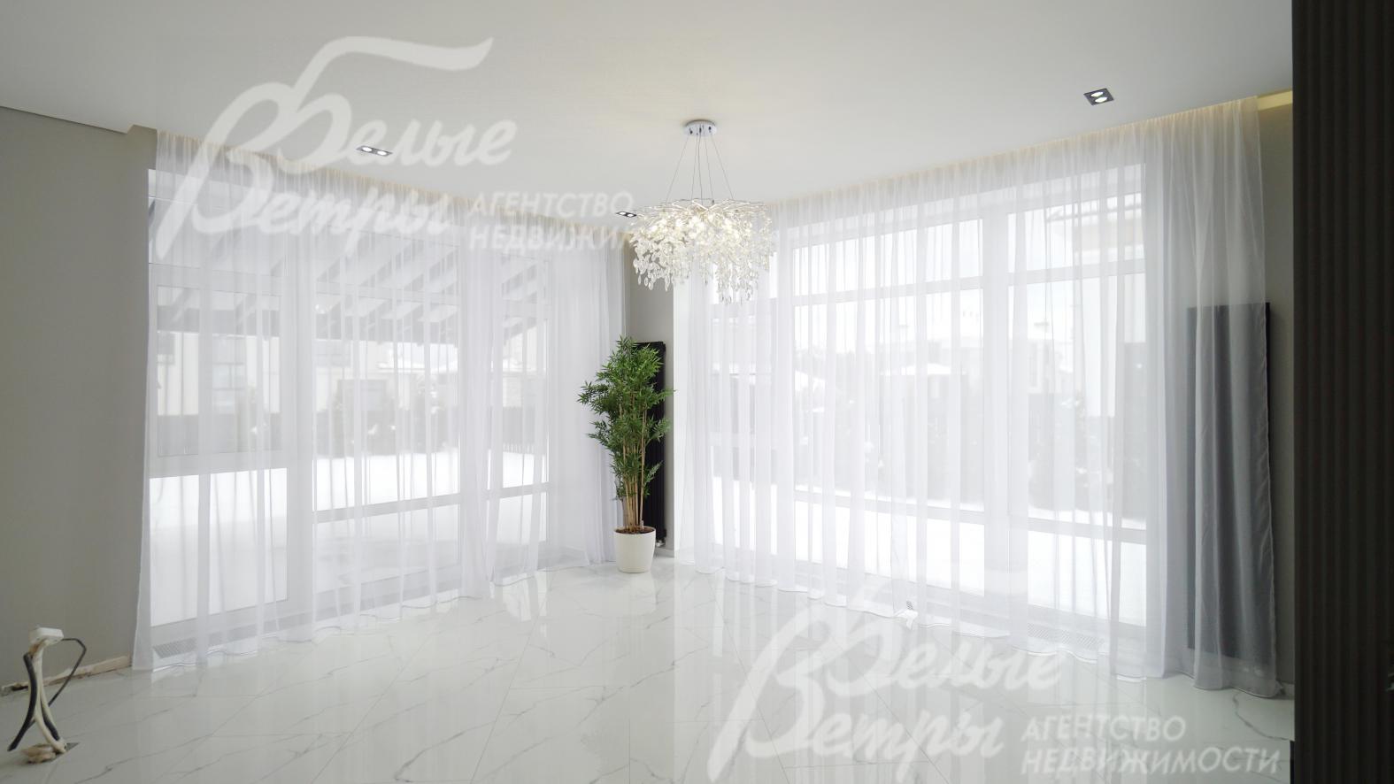 В кухне две стены - остекление от пола до потолка, с видом во двор