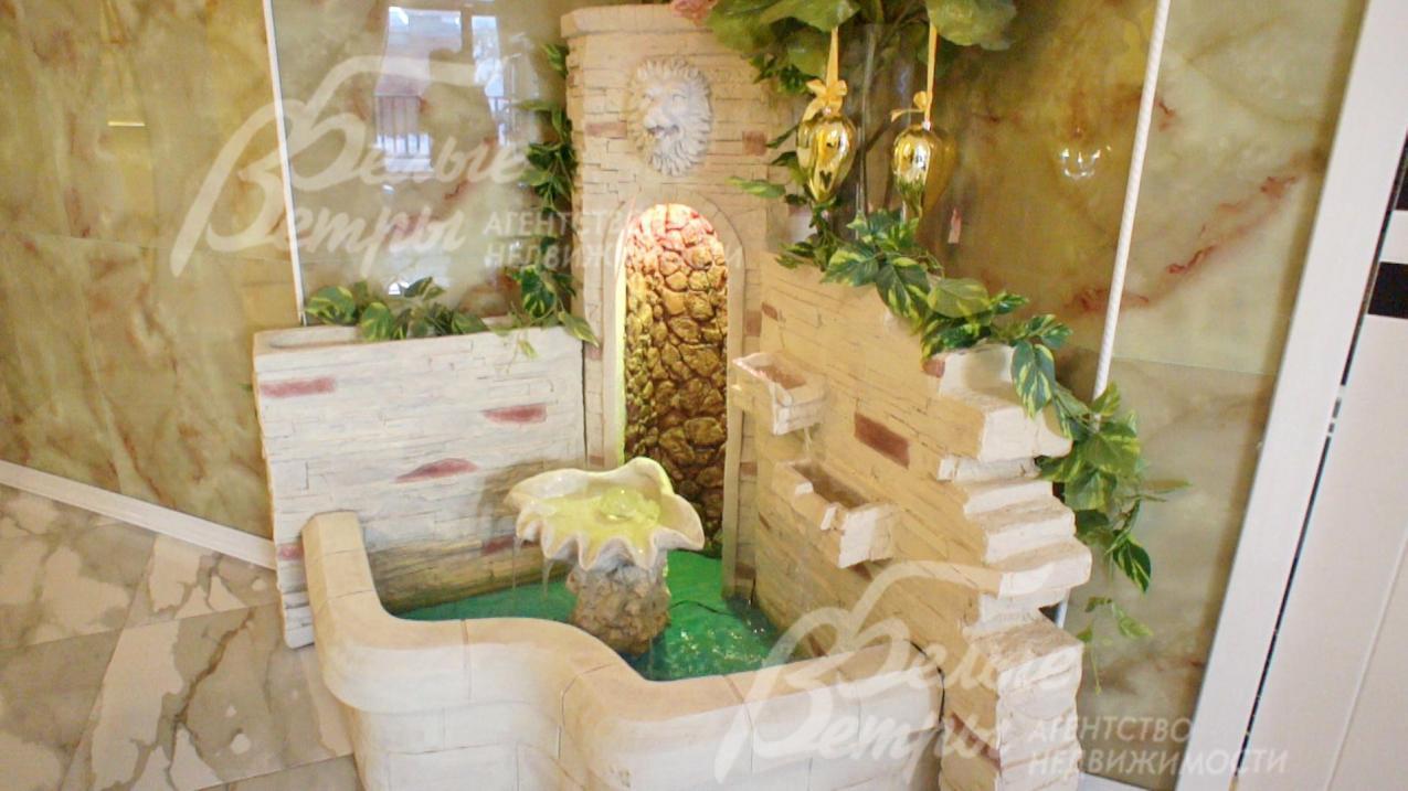 Фонтан в гостиной. Стены отделаны керамогранитом