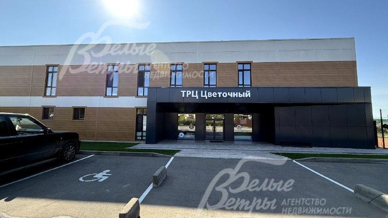 Торговый центр с супермаркетом, кафе и пунктами выдачи заказов в поселке Цветочный