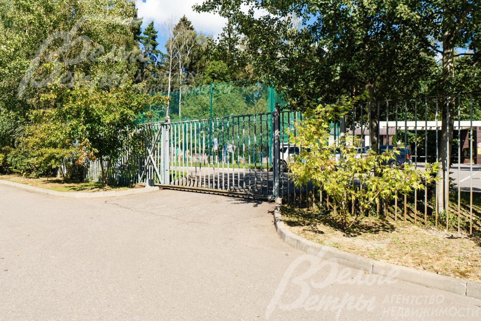 Автоматические ворота при въезде в поселок 