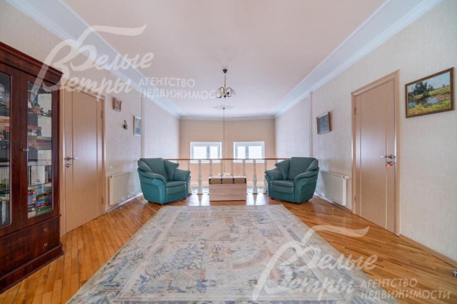 В холле обустроена зона отдыха с креслами, предназначенная для бесед или чтения